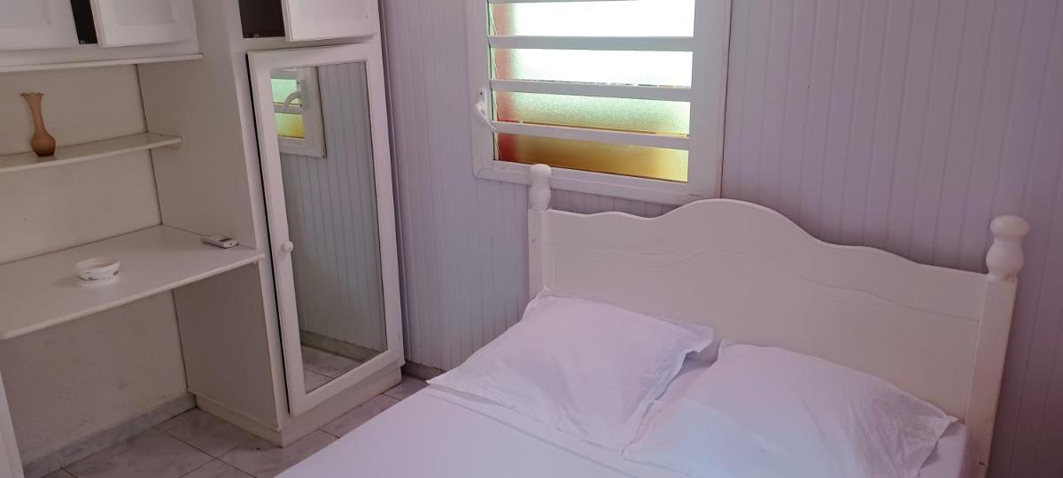 Maison d'une chambre avec jardin clos et wifi a Le Gosier a 6 km de la plage - image 5
