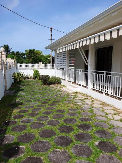 Maison de 3 chambres avec jardin clos et wifi a Petit Canal a 4 km de la plage