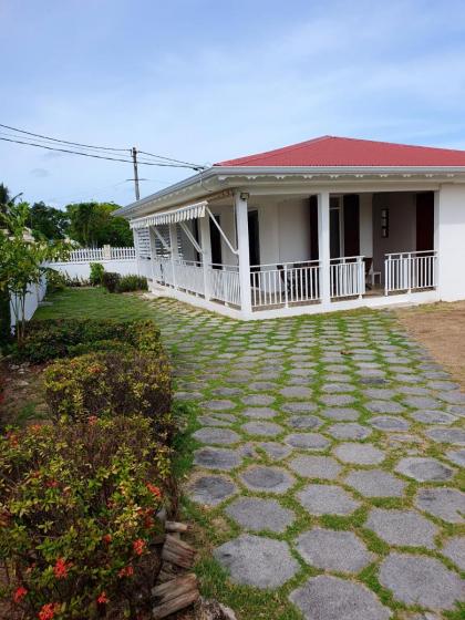 Maison de 3 chambres avec jardin clos et wifi a Petit Canal a 4 km de la plage - image 2